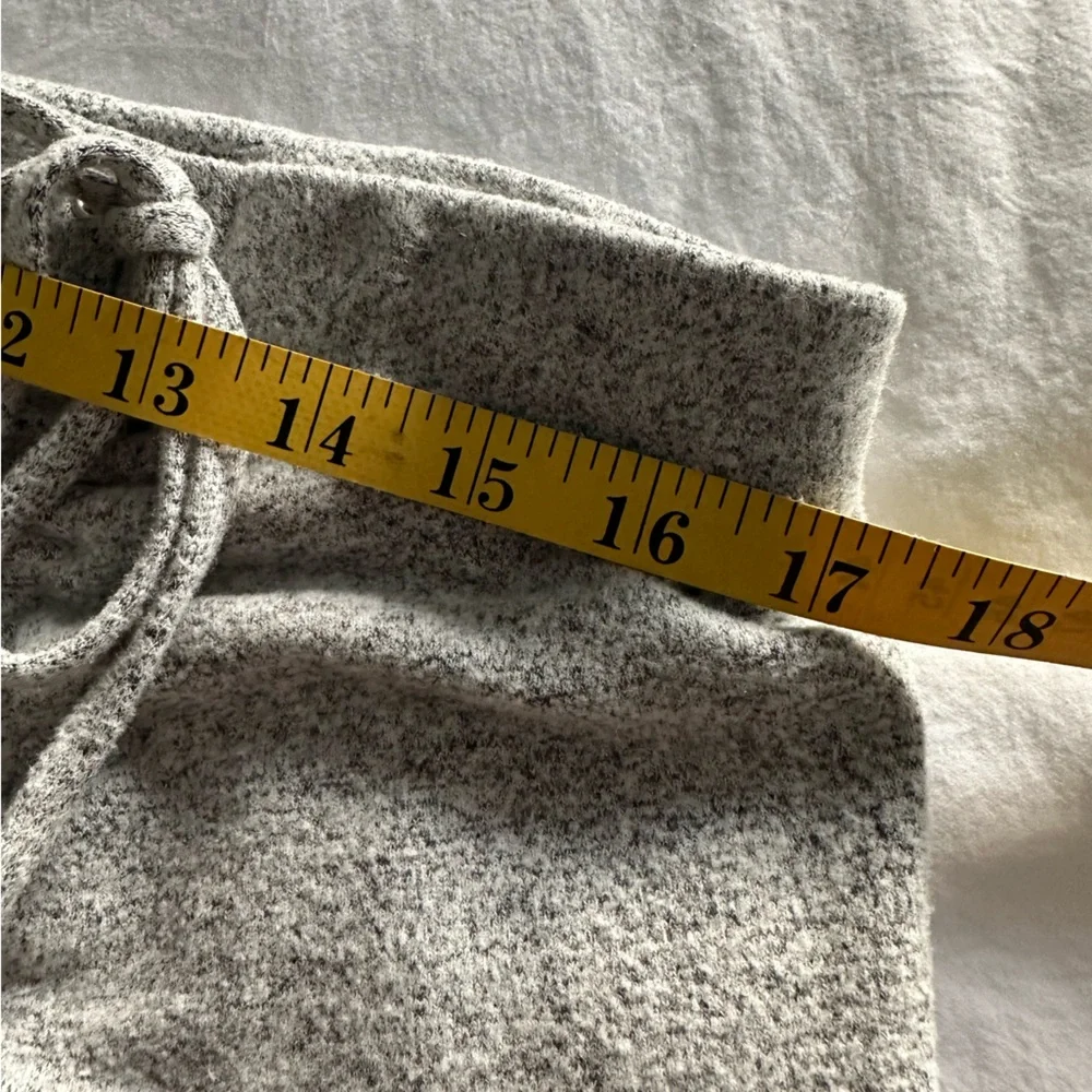 White House Black Market gray ruched skirt, size large - Picture 9 of 13